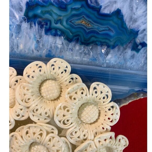 Artsy Vintage Ivory-colored resin brooch, in Gold plate - Picture 2 of 4